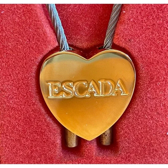NIB Escada Embossed Heart Keychain Gold Tone Cable Key Ring Bag Charm - Picture 2 of 5